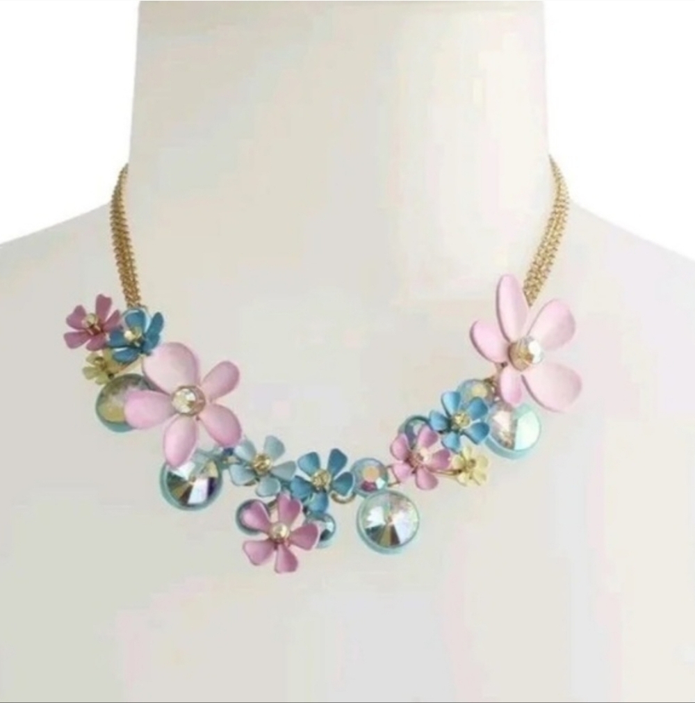✨️🌸NWT BESTY JOHNSON FLOWER/ FLORAL  STATEMENT NECKLACE ✨️🌸